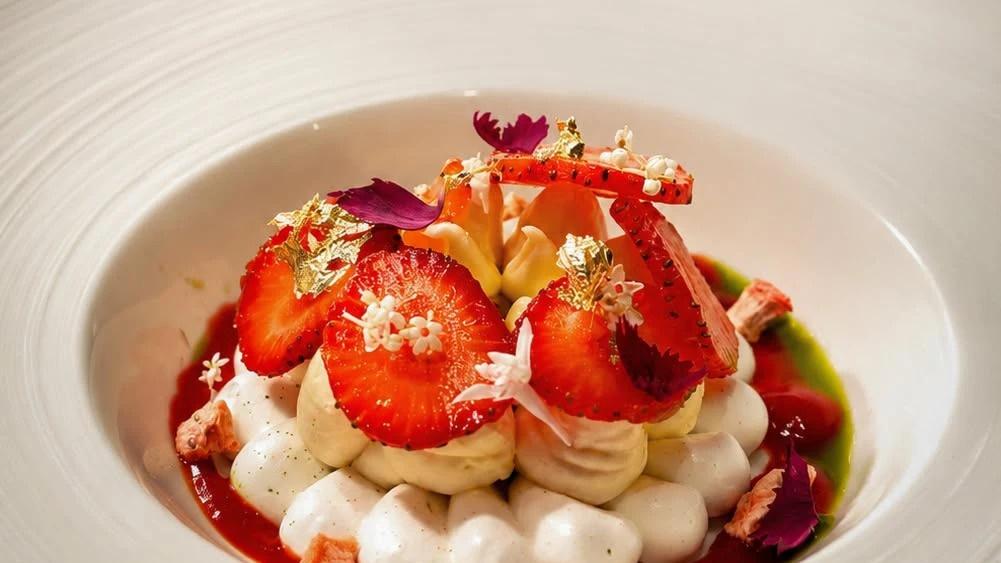 Matcha et Fraise Vacherin with strawberries and elderflower at La Fournée